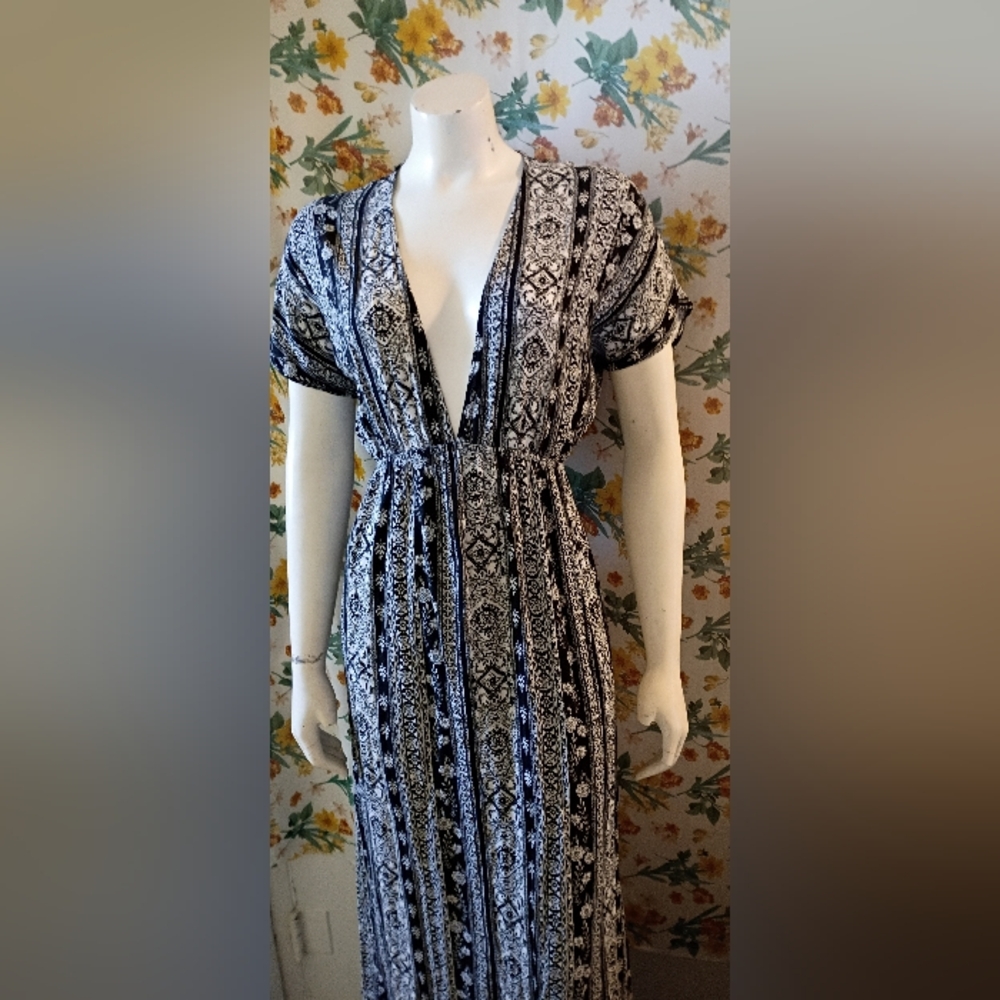 Forever 21 Women's Black and White Floral Pattern Deep V-neck Maxi Dress - Picture 6 of 9